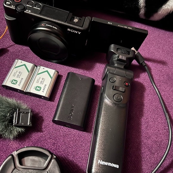 Sony ZV-1 Vlogging Camera Bundle - Picture 4 of 12